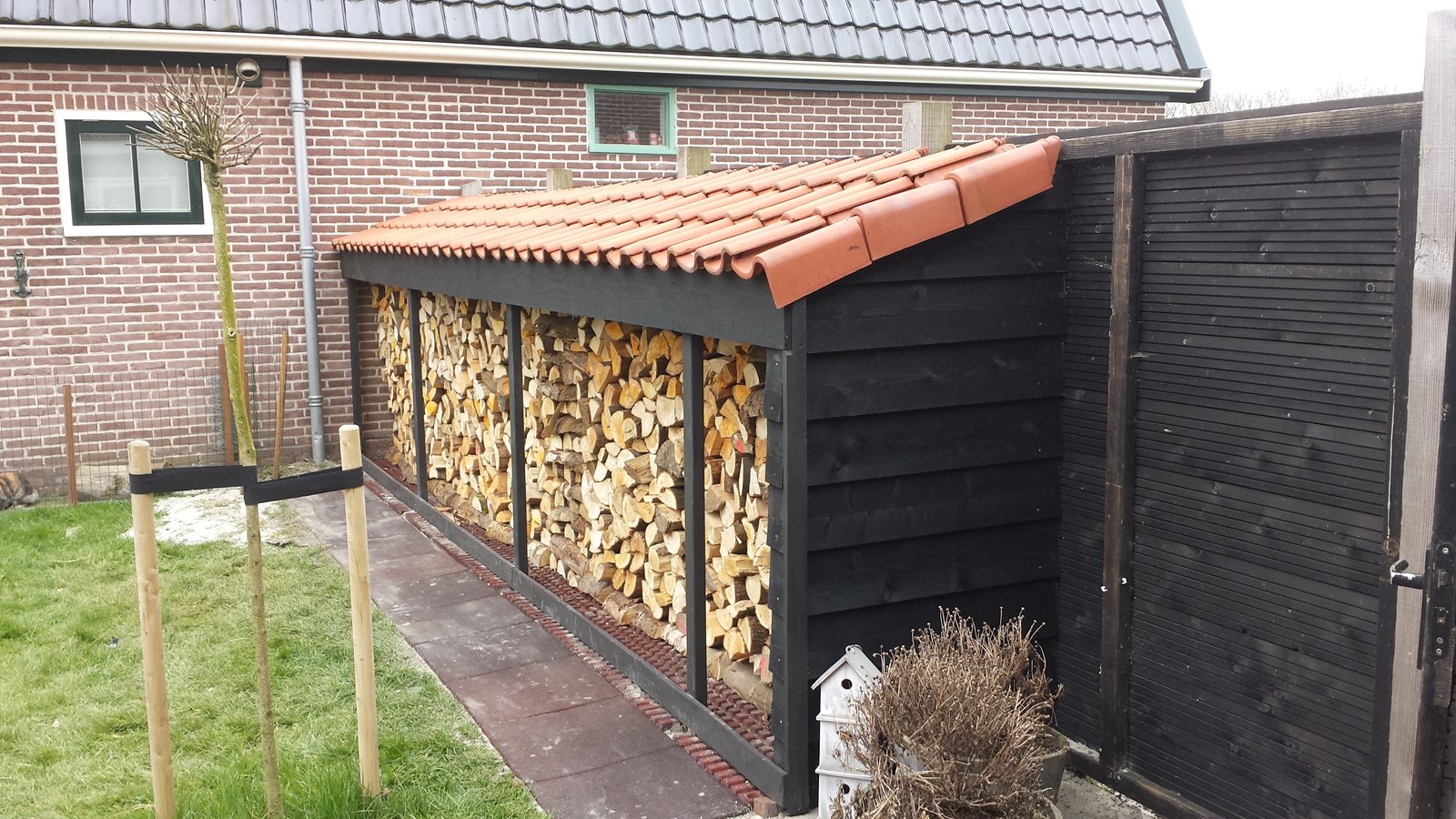 Project: Fraaie houtopslag van de tuin. - Bergveranda.nl