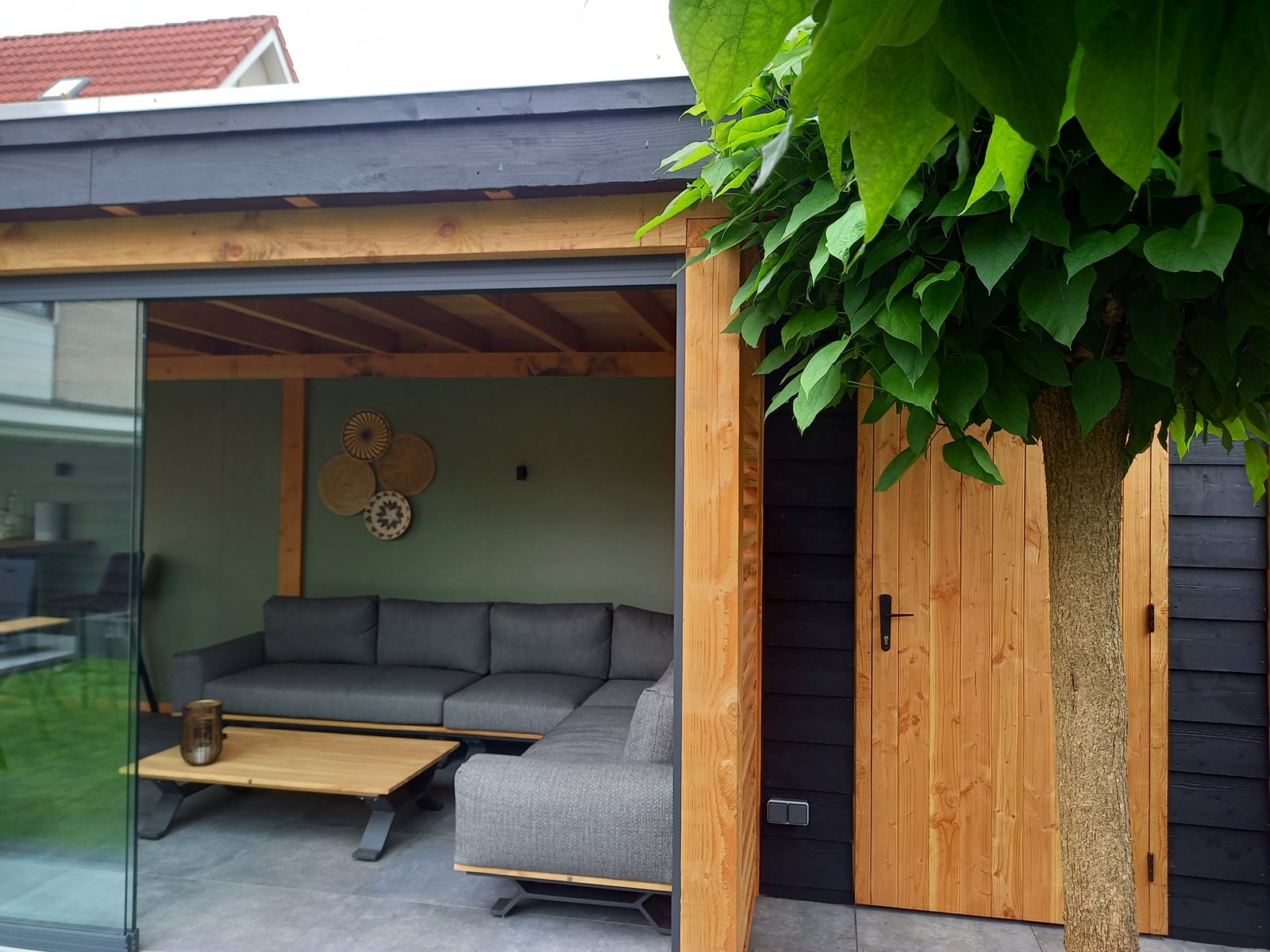te binden vervagen Leraren dag Luxe tuinhuis met sedum dak en gaskachel - Bergveranda.nl